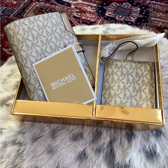 Michael Kors Gold leather Travel Set passport & luggage tag. NWT NIB - Picture 7 of 7
